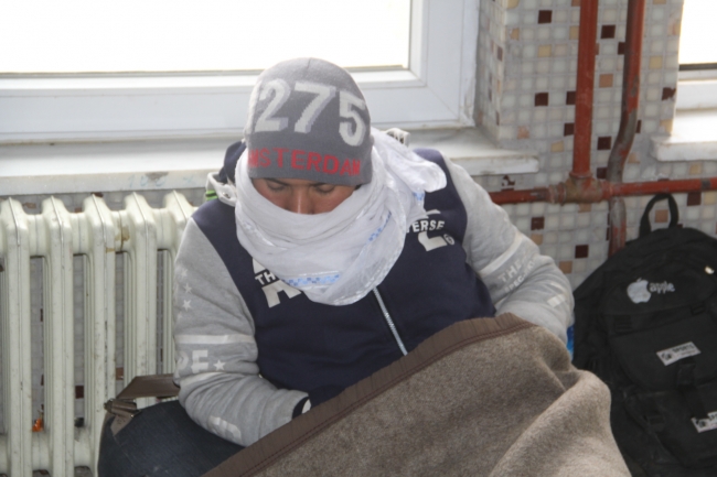 Kar ve tipide mahsur kalan göçmenleri Mehmetçik kurtardı